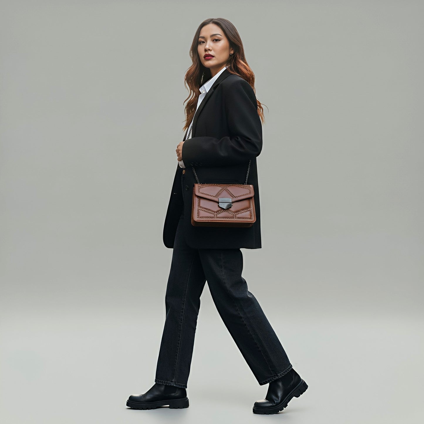 Elegant Aura Crossbody Bag – Chic Chain Strap & Luxurious Leather | Rotta