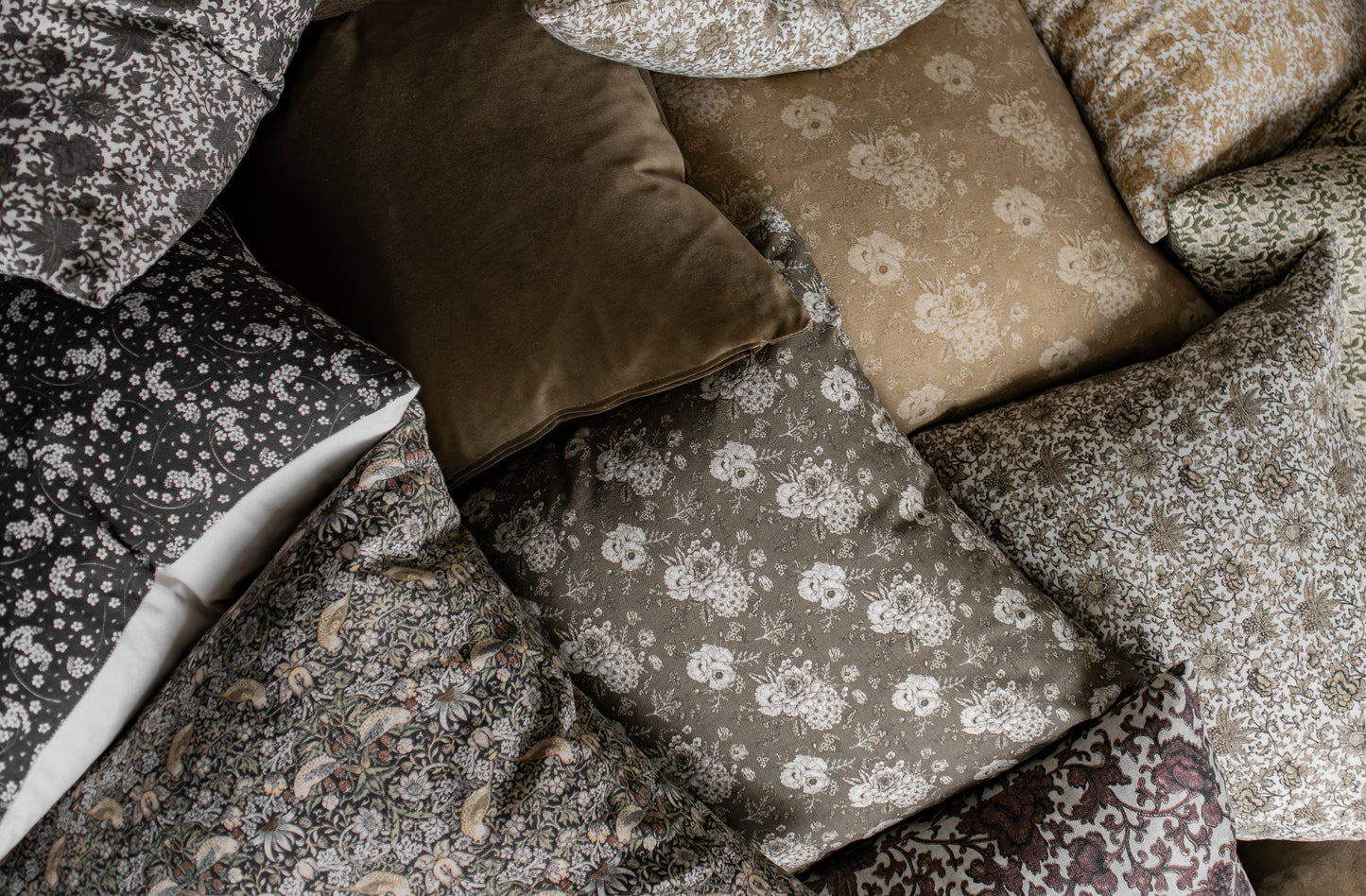 Elysia | Vintage Floral Pillow Cover